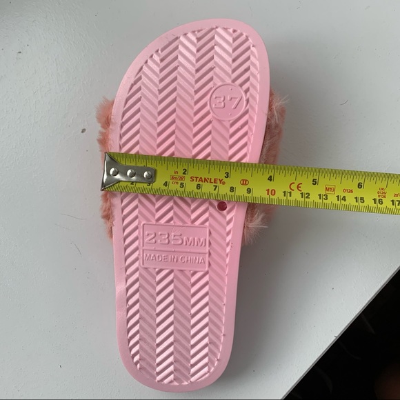 NEW Faux Fur Pink Slides - Picture 5 of 7